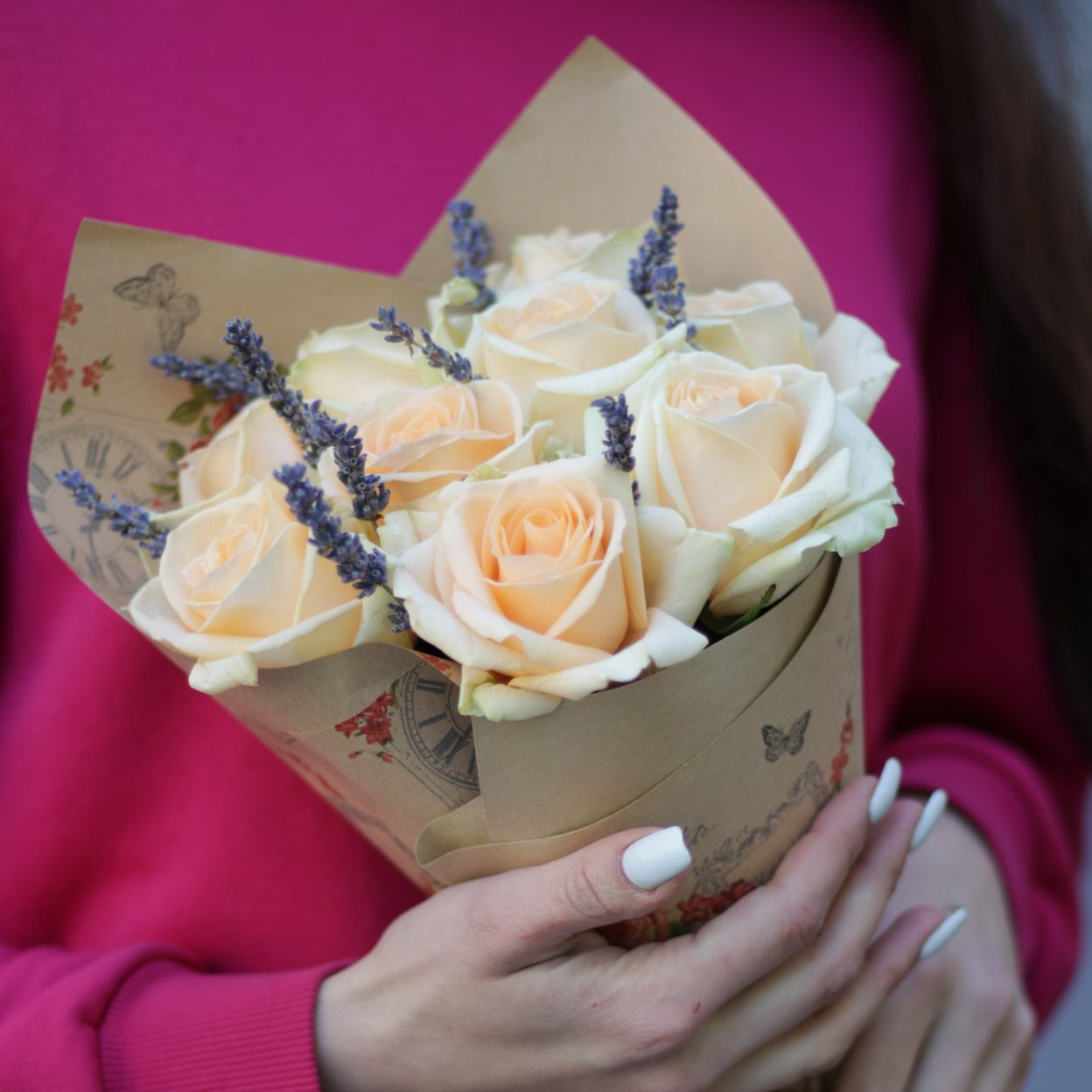 Букет из персиковых роз и ароматной лаванды