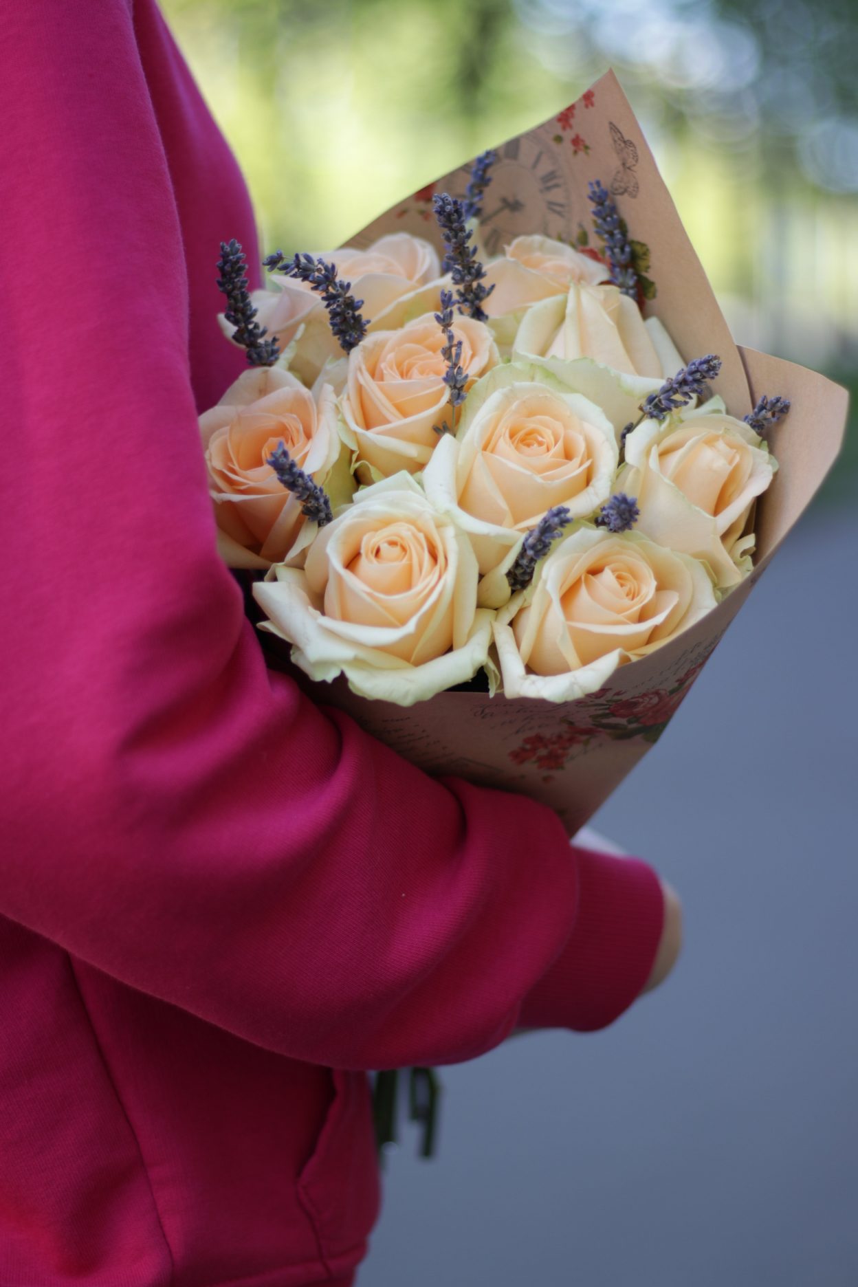 Букет из персиковых роз и ароматной лаванды