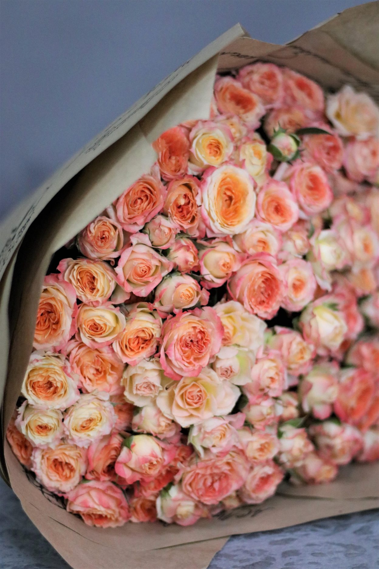 Монобукет из бежево-оранжевых кустовых роз