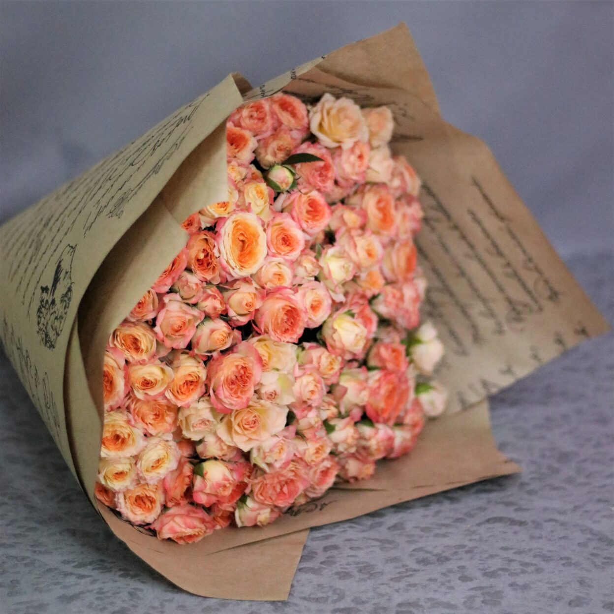 Монобукет из бежево-оранжевых кустовых роз