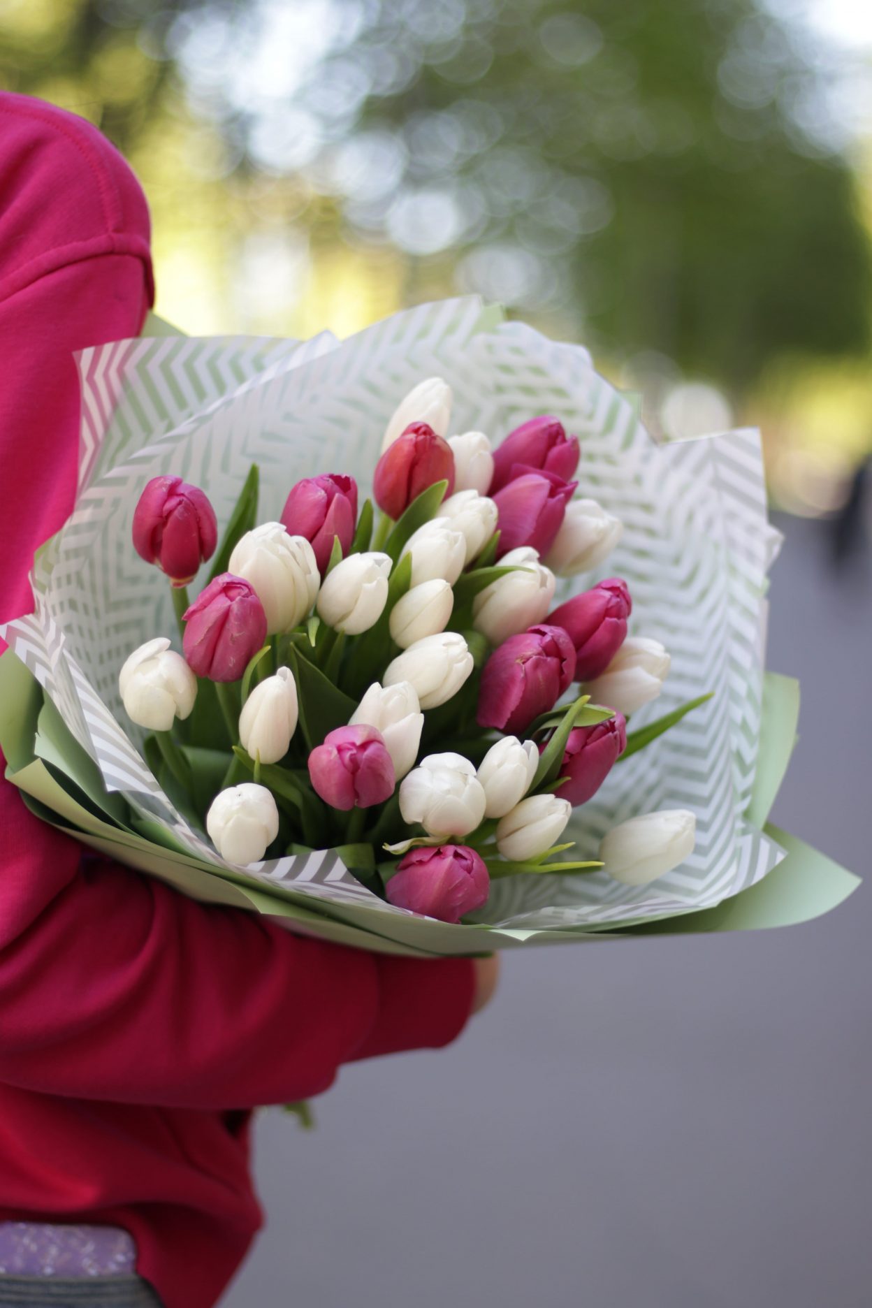 Букет из бело-розовых тюльпанов