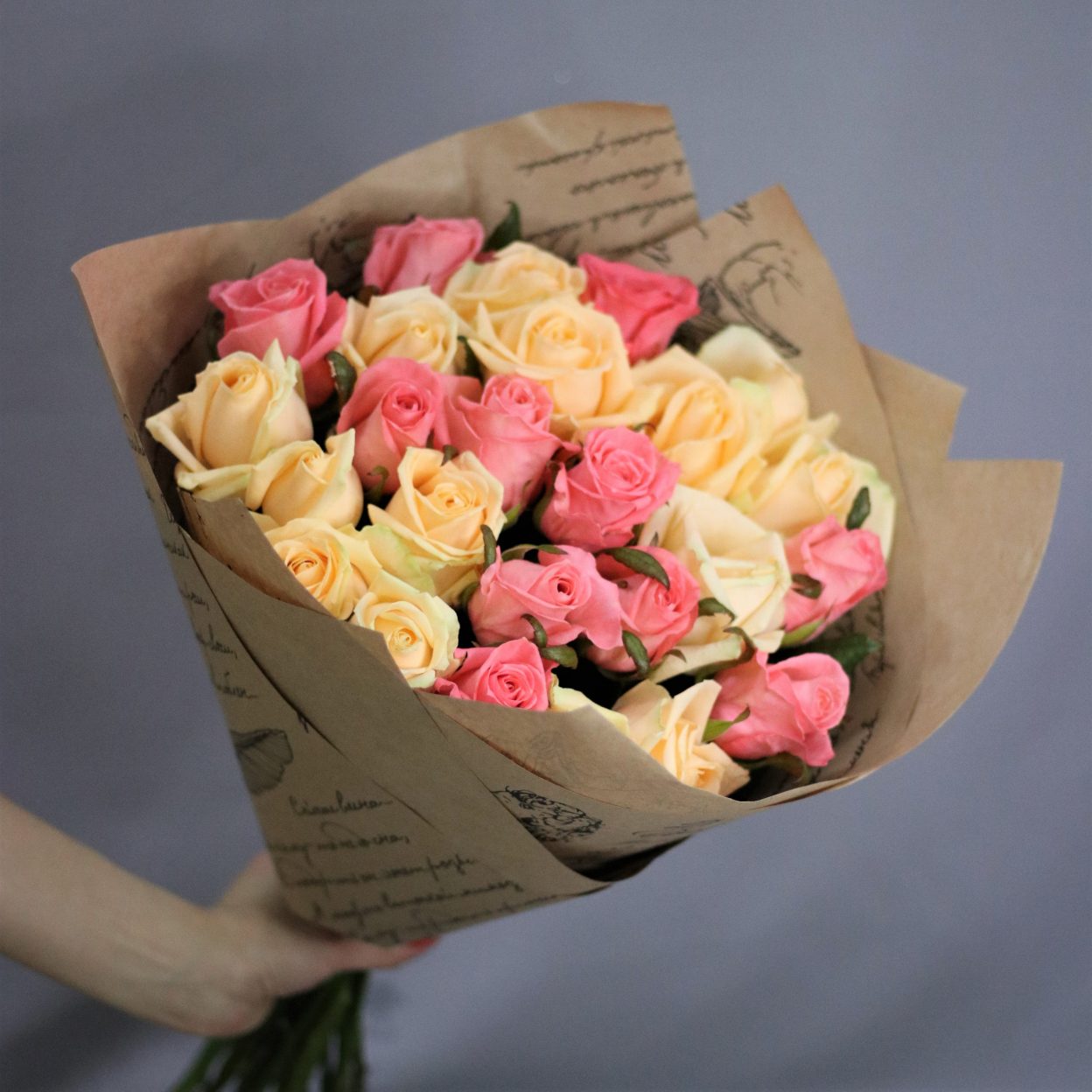 Букет из персиковых и розовых роз